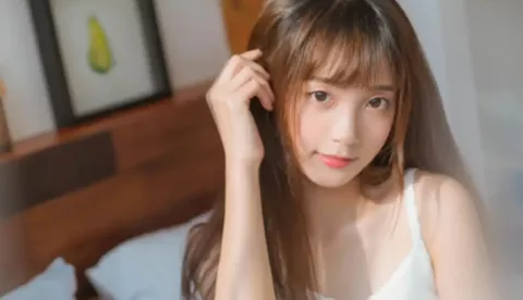 女子遛狗被围殴